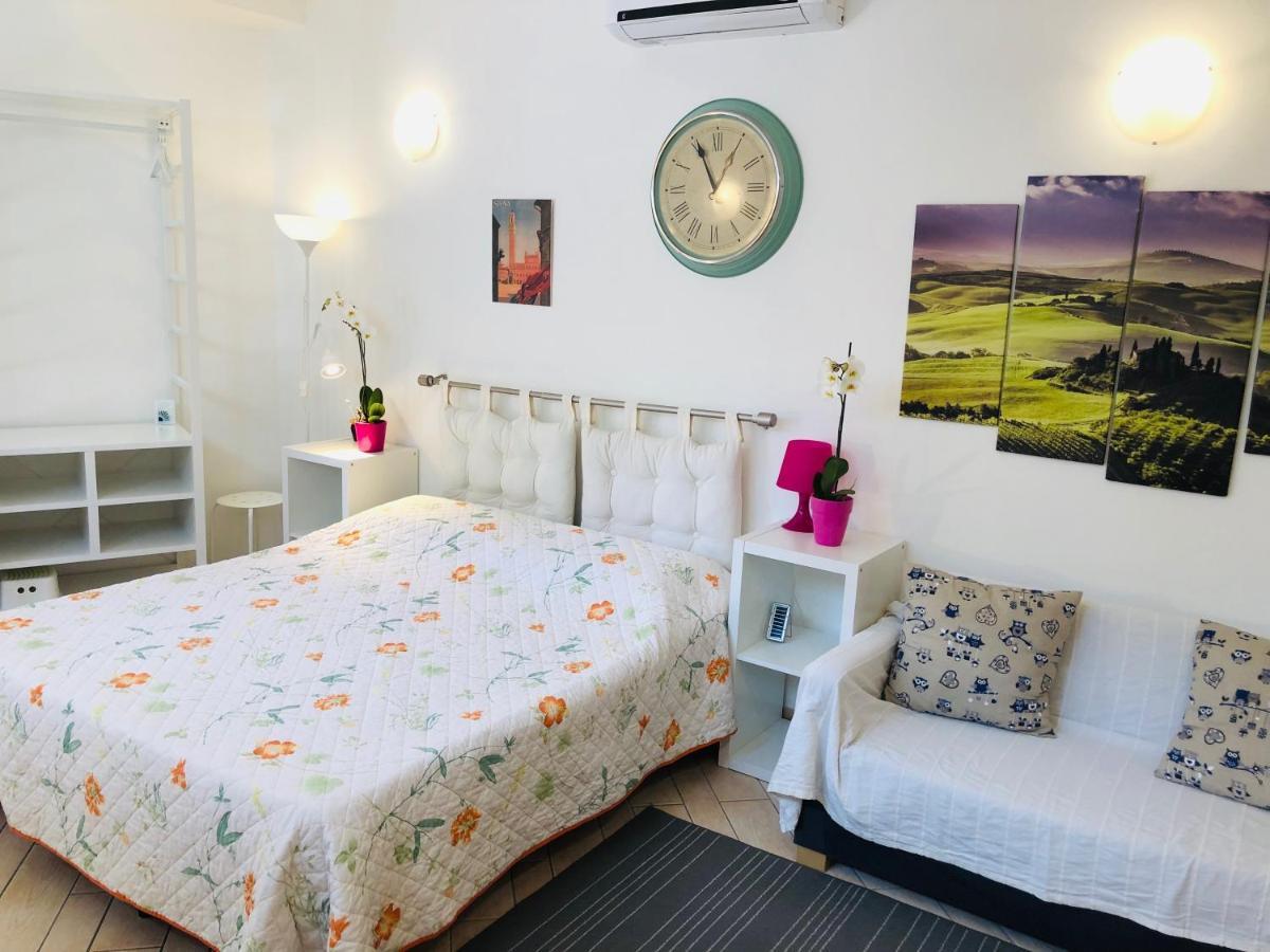 La Dolce Vita Studio With Free Private Parking Siena Exterior photo
